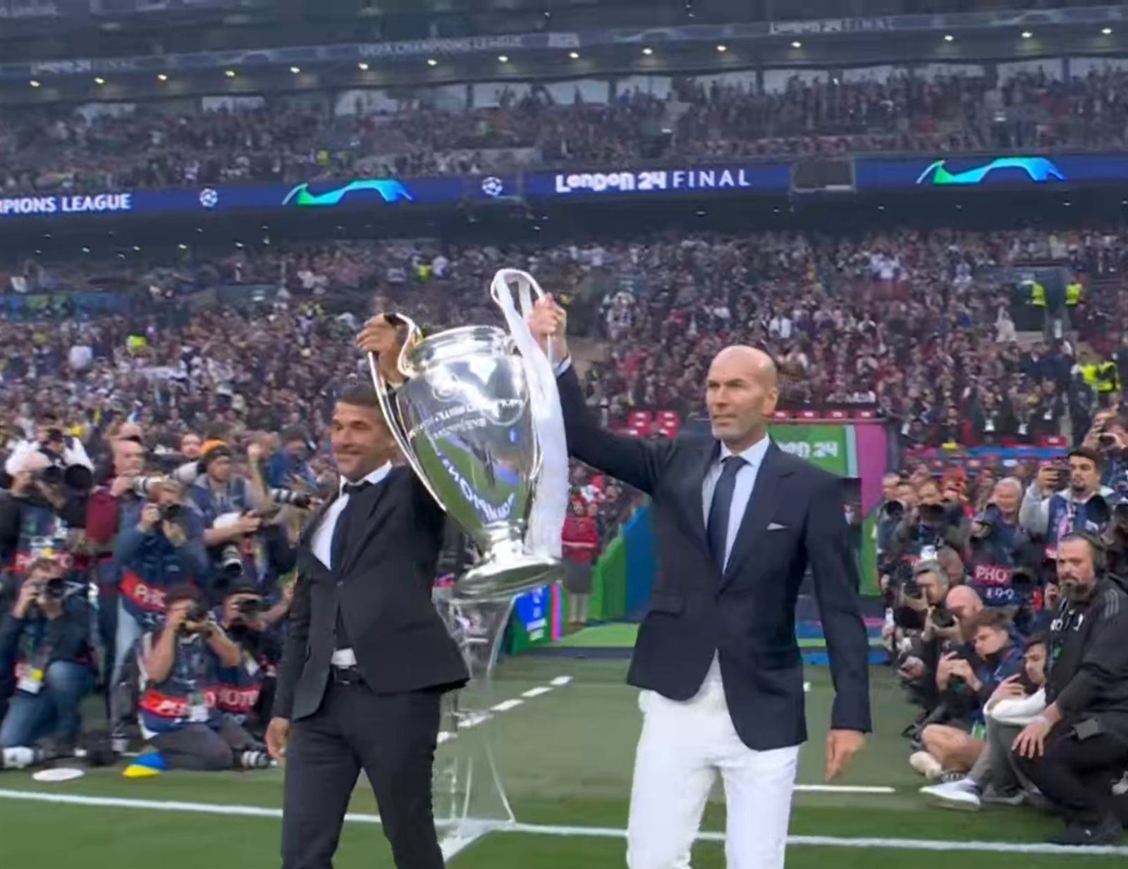 شاهد.. زيدان ونجم دورتموند السابق يسلمان كأس دوري أبطال أوروبا (فيديو)