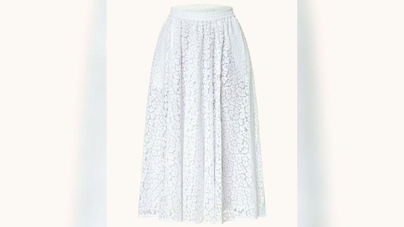 الامارات | التنورة الدانتيل تتربع على عرش الموضة النسائية