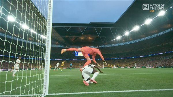 شاهد.. تدخل عنيف من فينيسيوس على حارس دورتموند