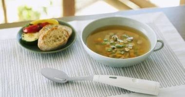 تكنولوجيا: بتشتغل بالكهربا.. شركة يابانية تطلق ملعقة ذكية لتحسين المذاق