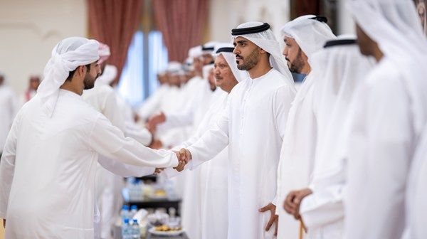 زايد بن محمد بن زايد يقدّم واجب العزاء في وفاة والدة الشهيد سعيد إبراهيم الظاهري