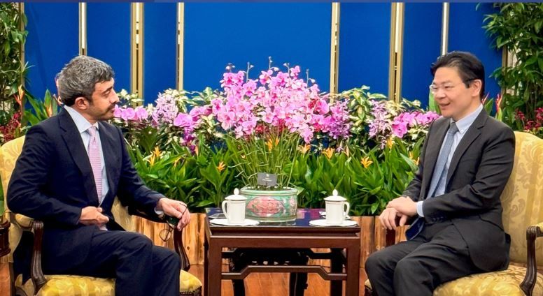 الامارات | عبدالله بن زايد يلتقي رئيس وزراء سنغافورة