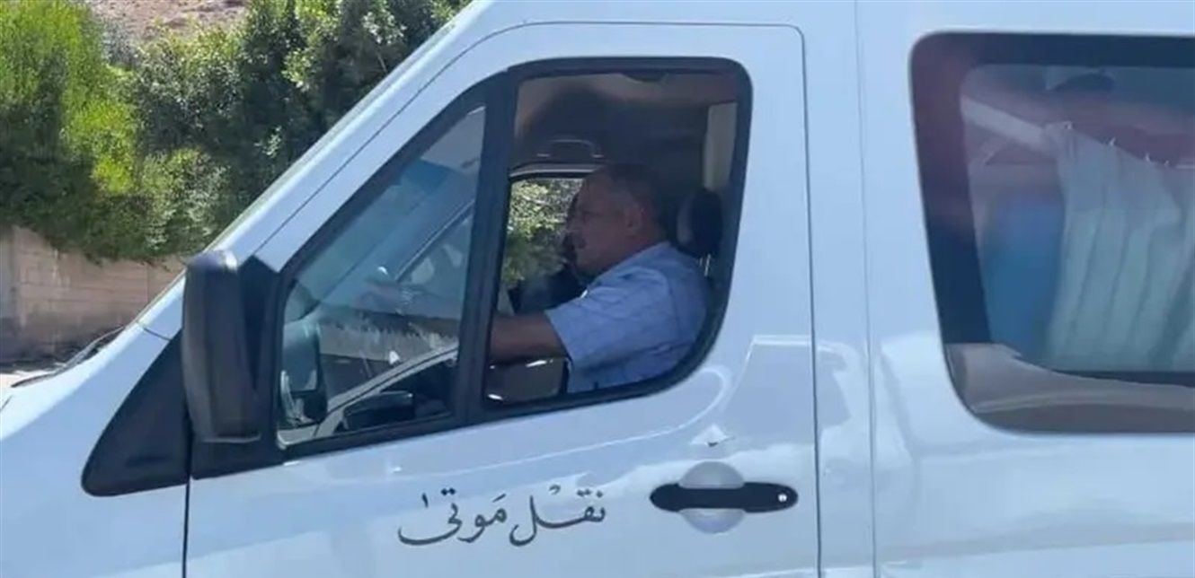 الامارات | مدير يقود مركبة تحمل نعش موظف تنفيذاً لوصيته!