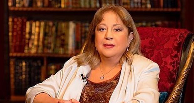 بعد إصابتها بالاختناق في حريق شقتها.. شقيق سمية الألفي يكشف تطورات حالتها الصحية