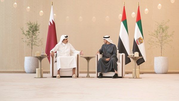 محمد بن زايد وتميم بن حمد: الإمارات وقطر تدعمان المبادرات الهادفة لوقف التصعيد وحماية المدنيين