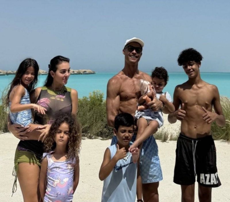 يستجم مع عائلته في البحر الأحمر.. شاهد: أول ظهور لرونالدو بعد خسارة نهائي كأس الملك