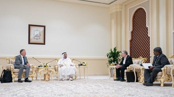 حاكم الشارقة يلتقي العميد التنفيذي لكلية العلوم الإنسانية والفنون والعلوم الاجتماعية بجامعة إكستر البريطانية