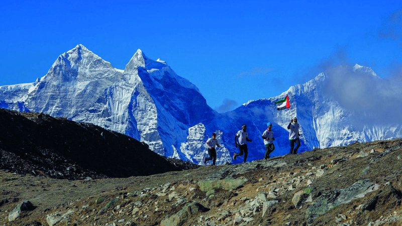 الامارات | علم الإمارات يرفرف على «قمة العالم»