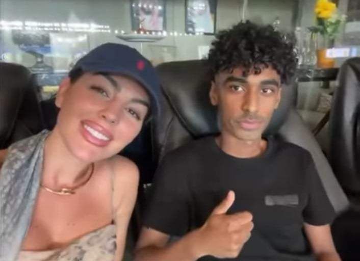 شاهد بالصورة والفيديو.. وسط دهشة المتابعين.. الحسناء “جورجينا” صديقة اللاعب كريستيانو رونالدو  تطلب التصوير مع شاب سوداني بالسعودية ومتابعون: (والله عبرت يا ولدنا)