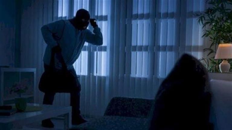 "مشهد كوميدي".. لص يأخذ قيلولة خلال عملية سرقة وهذا ما حدث له