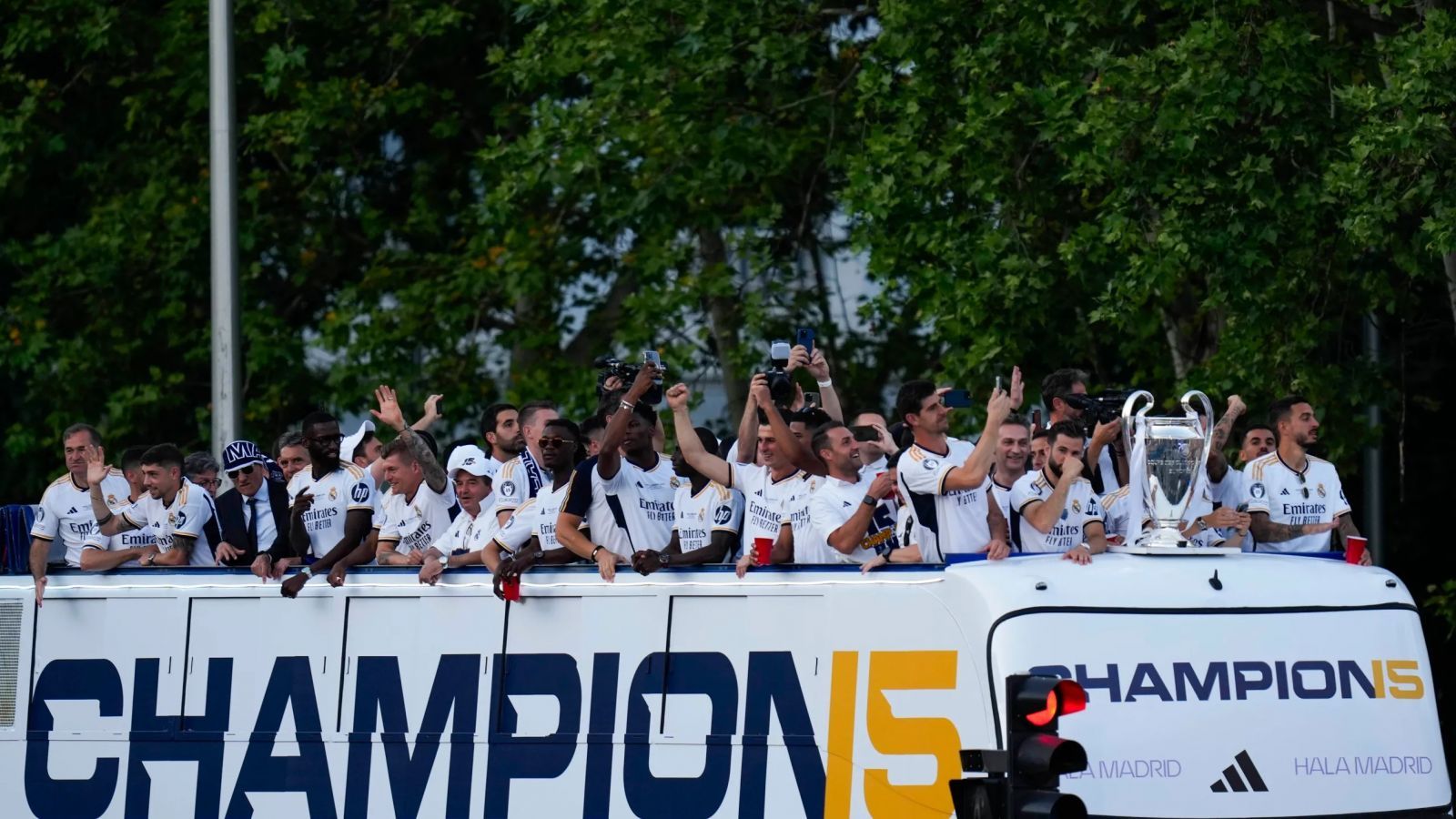 شوارع مدريد ترقص وتغني على نغمات المجد الدائم