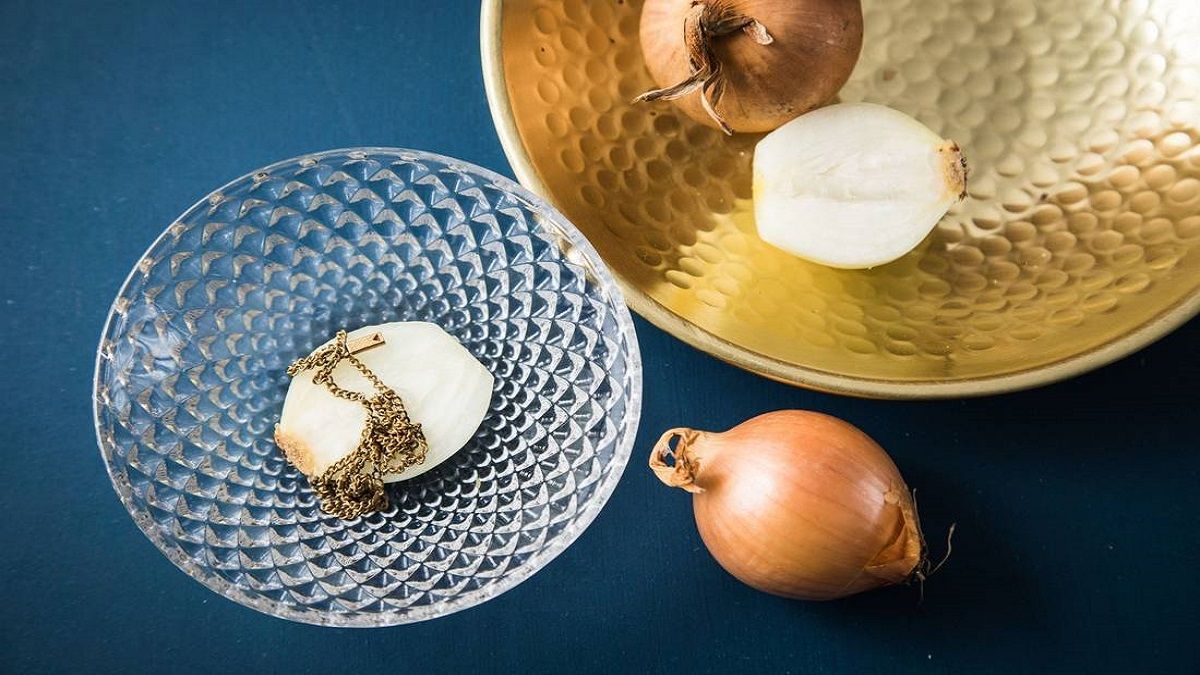 الامارات | عصير البصل مفيد حتى للذهب.. يعيد له البريق