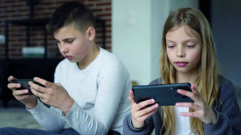 الامارات | «أطفال السوشيال ميديا» ينشرون خصوصيات الأسر في «مجتمع الإنترنت»