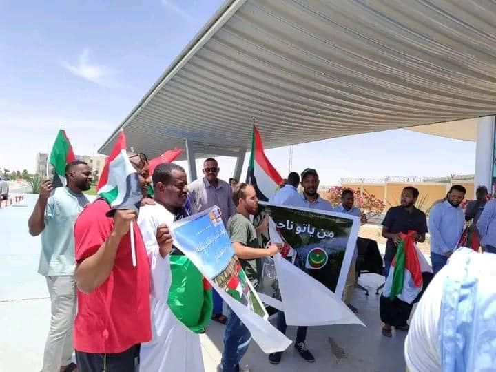 شاهد بالصور.. أبناء الجالية السودانية بموريتانيا يستقبلون بعثة المنتخب الوطني في مطار نواكشوط بمقولة الشهيد محمد صديق الشهيرة (من ياتو ناحية؟)