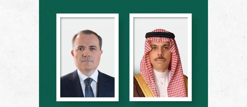 وزير الخارجية يبحث تعزيز العلاقات الثنائية مع نظيره الأذربيجاني