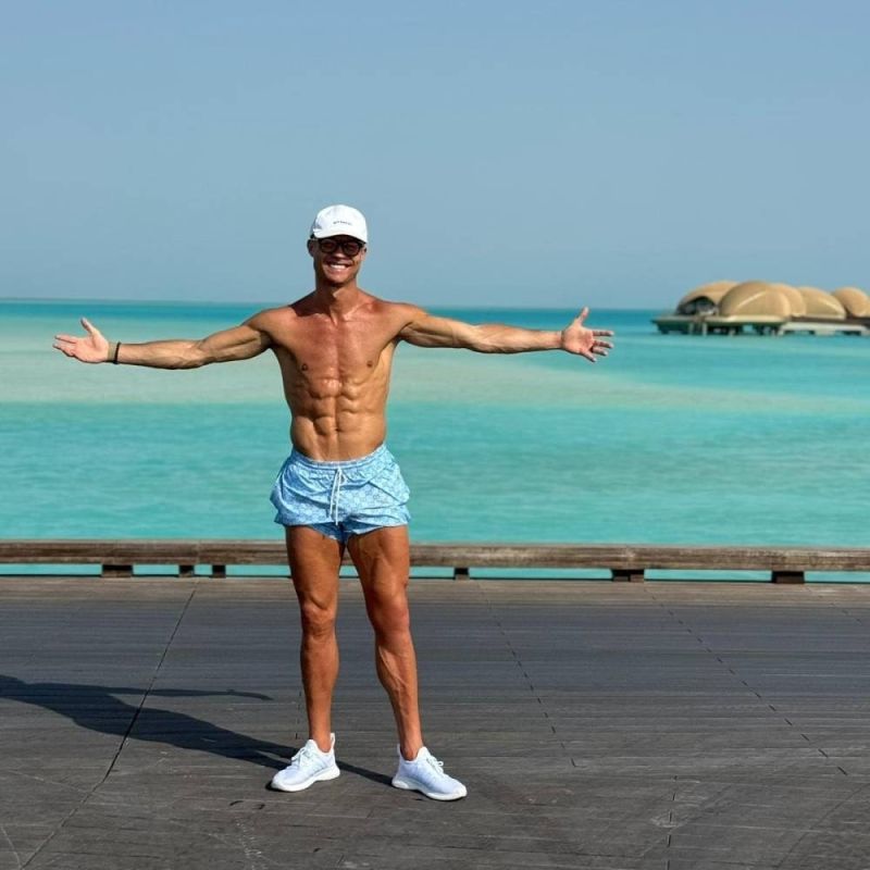 شاهد بالصور: أول ظهور لرونالدو بعد خسارة نهائي كأس الملك يستجم مع عائلته في البحر الأحمر