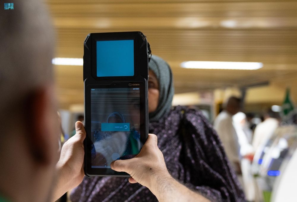 في 7 دول.. أجهزة متنقلة ذكية لخدمة مستفيدي "طريق مكة" عبر 11 مطارًا