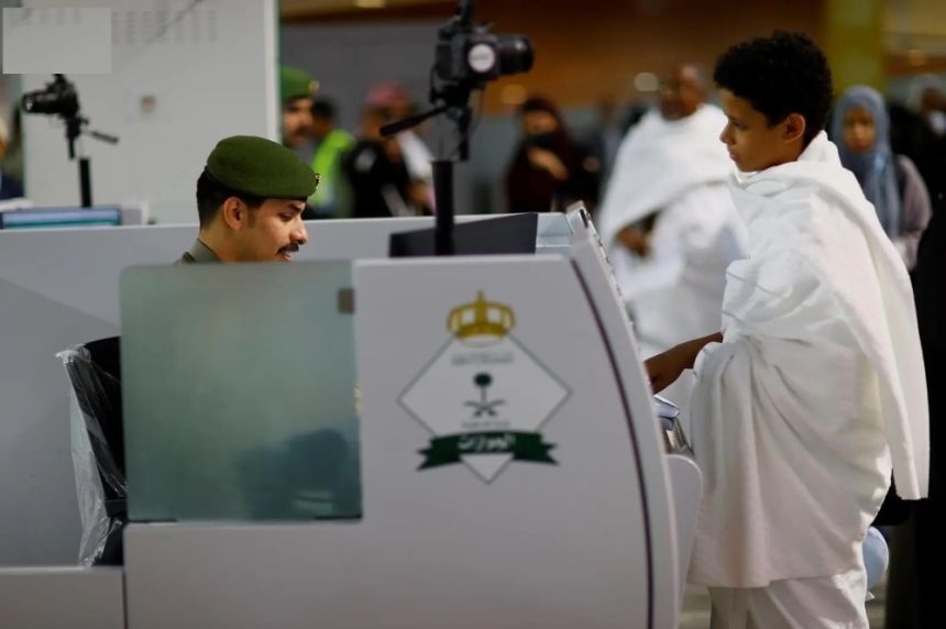 سهولة الإجراءات.. استمرار توافد الحجاج إلى مطار الملك عبدالعزيز بجدة