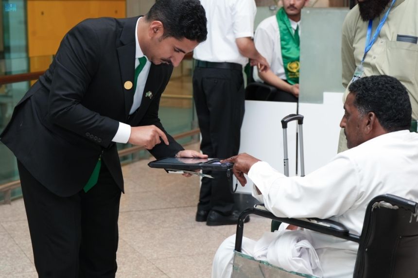 في 7 دول.. أجهزة متنقلة ذكية لخدمة مستفيدي "طريق مكة" عبر 11 مطارًا