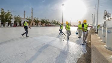 الخليج اليوم .. في عرفات.. طلاء الطرق لتبريد المنطقة وخفض درجات الحرارة