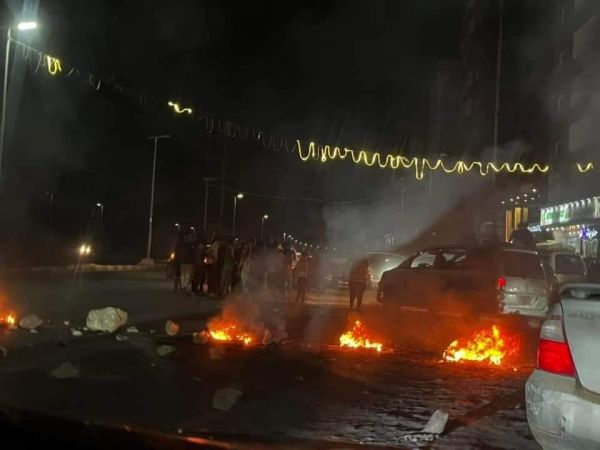 عدن.. محتجّون غاضبون يغلقون خط رئيسي احتجاجًا على تردي التيار الكهربائي 