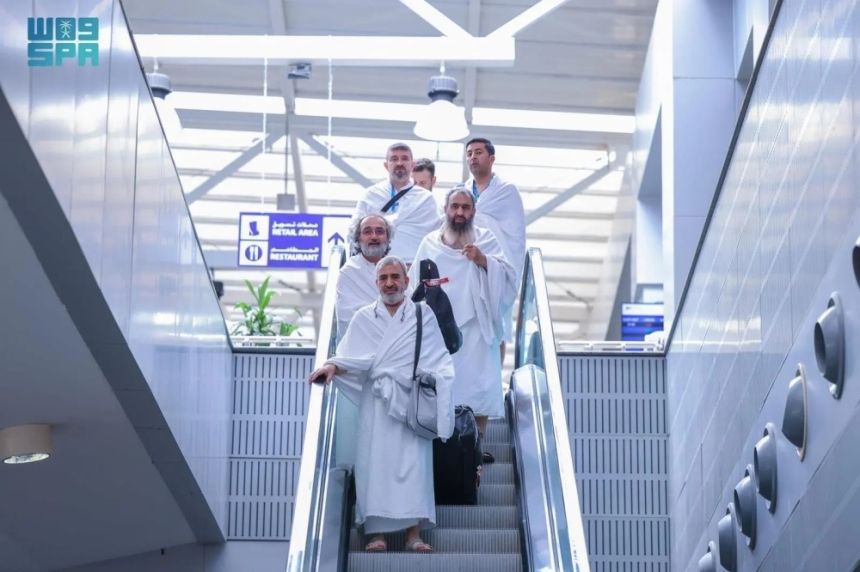 سهولة الإجراءات.. استمرار توافد الحجاج إلى مطار الملك عبدالعزيز بجدة