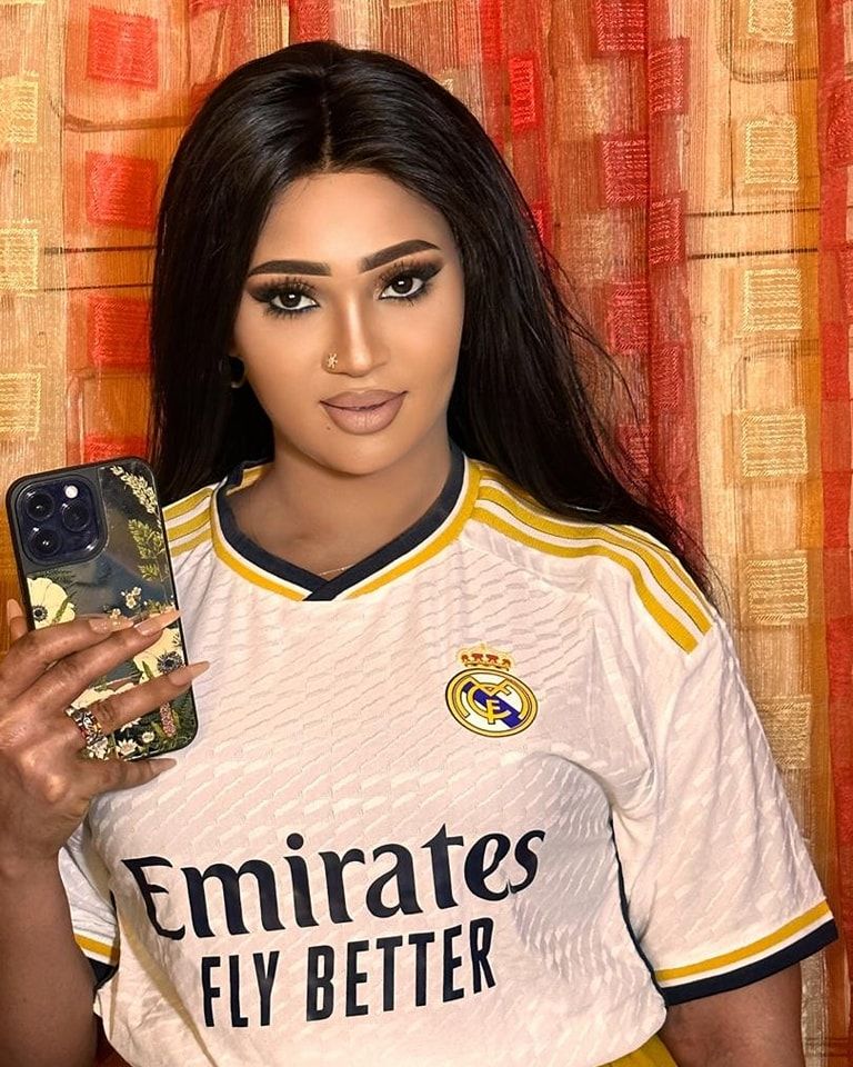 شاهد بالصورة.. الفنانة عشة الجبل ترتدي “تشيرت” ريال مدريد وتحتفل بفوز “الملكي” بدوري الأبطال وساخرون: (غايتو الله يستر على الريال طالما شجعتي انتي)