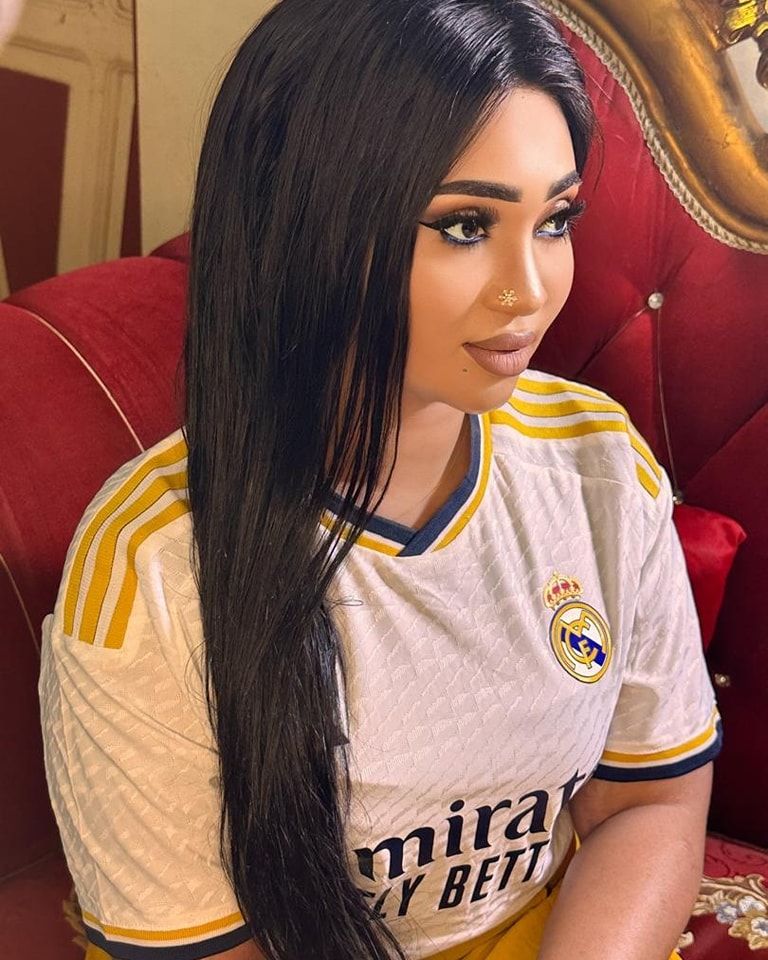 شاهد بالصورة.. الفنانة عشة الجبل ترتدي “تشيرت” ريال مدريد وتحتفل بفوز “الملكي” بدوري الأبطال وساخرون: (غايتو الله يستر على الريال طالما شجعتي انتي)