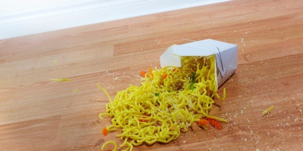 الامارات | ما المدة الآمنة لتناول الطعام بعد سقوطه على الأرض؟