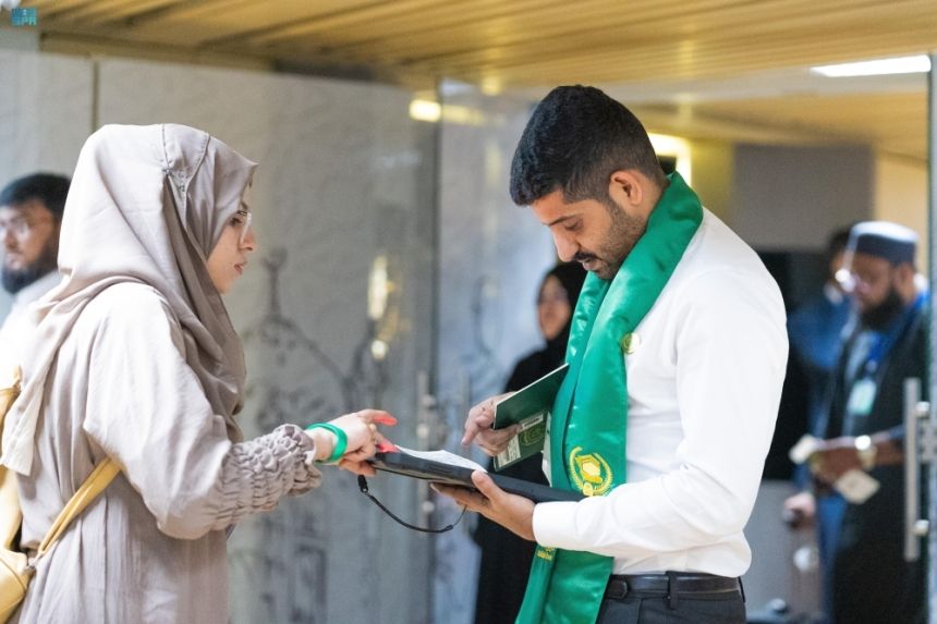 في 7 دول.. أجهزة متنقلة ذكية لخدمة مستفيدي "طريق مكة" عبر 11 مطارًا