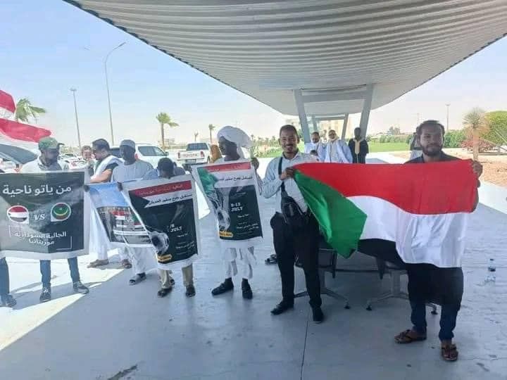 شاهد بالصور.. أبناء الجالية السودانية بموريتانيا يستقبلون بعثة المنتخب الوطني في مطار نواكشوط بمقولة الشهيد محمد صديق الشهيرة (من ياتو ناحية؟)