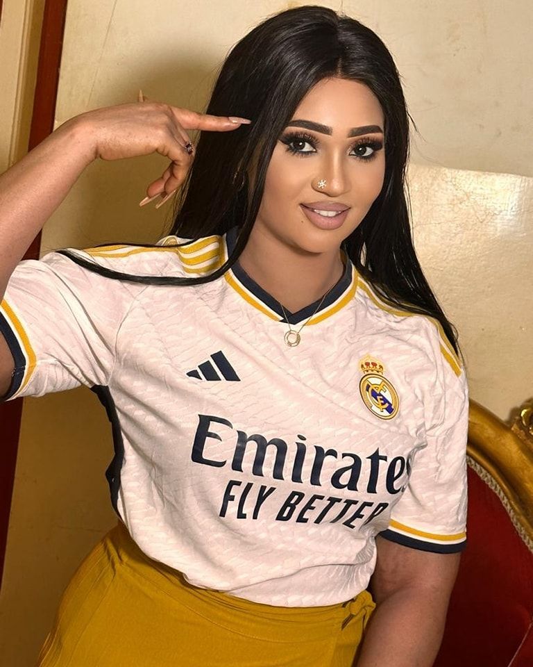 شاهد بالصورة.. الفنانة عشة الجبل ترتدي “تشيرت” ريال مدريد وتحتفل بفوز “الملكي” بدوري الأبطال وساخرون: (غايتو الله يستر على الريال طالما شجعتي انتي)