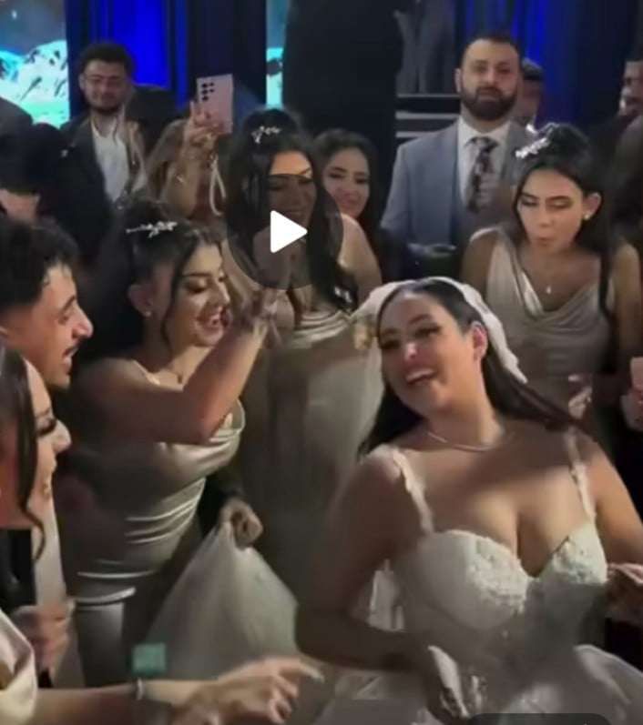 شاهد بالصورة والفيديو.. عروس “مصرية” ترقص وتحتفل بزفافها على أنغام الأغنية السودانية (الليلة بالليل نمشي شارع النيل)