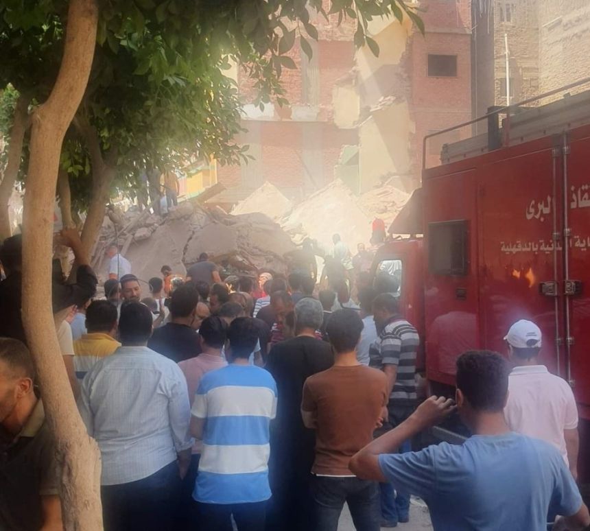 مصر.. انهيار عقار من 5 طوابق مأهول بالسكان في الدقهلية