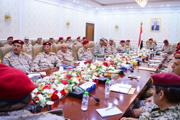 وزير الدفاع يؤكد استعداد المؤسسة العسكرية لتقديم كافة أوجه الدعم للبنك المركزي
