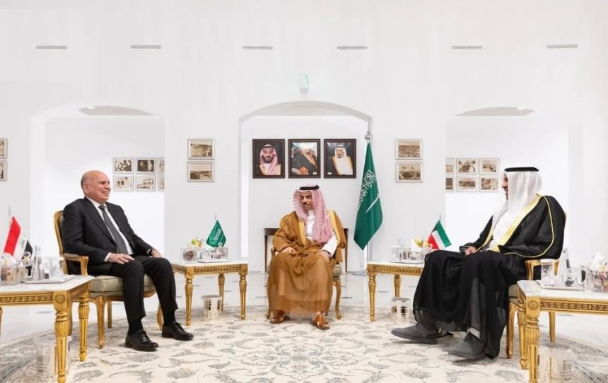 وزير الخارجية يبحث تعزيز التعاون مع نظيريه العراقي والكويتي