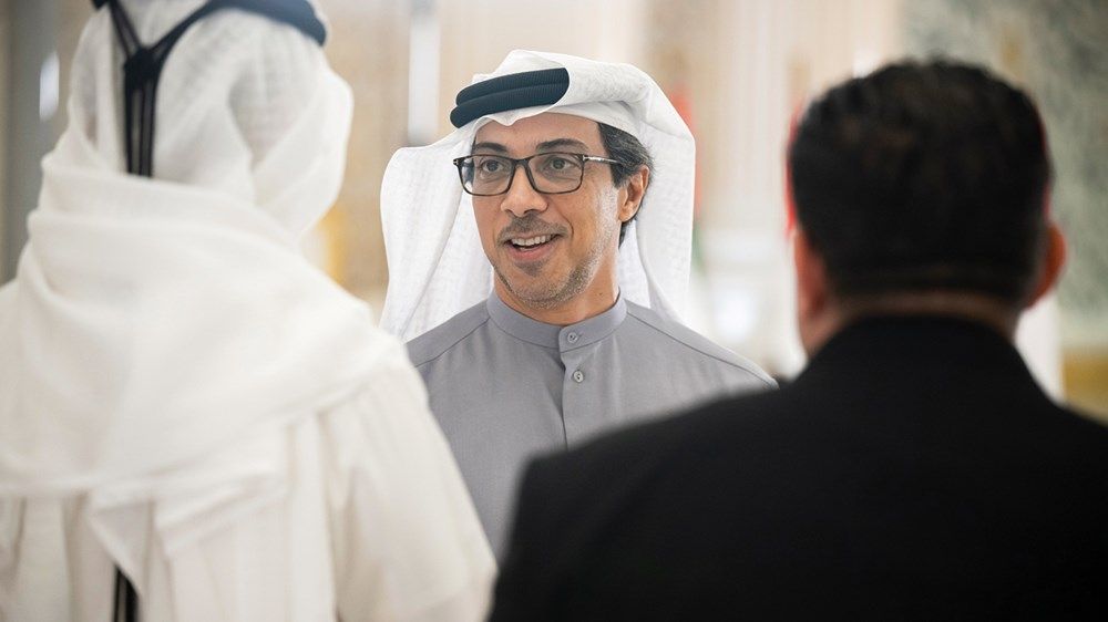 منصور بن زايد يطلع على موسوعة «الاتحاد»
