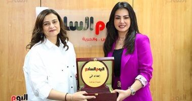 الخليج 365 يكرم دينا فؤاد بعد نجاحها فى مسلسل حق عرب.. صور