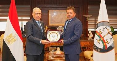 النائب العام يلتقى نظيره اليمنى بمكتبه بالقاهرة