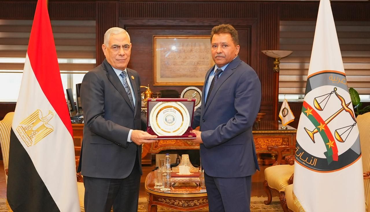 النائب العام يلتقى نظيره اليمنى بمكتبه بالقاهرة