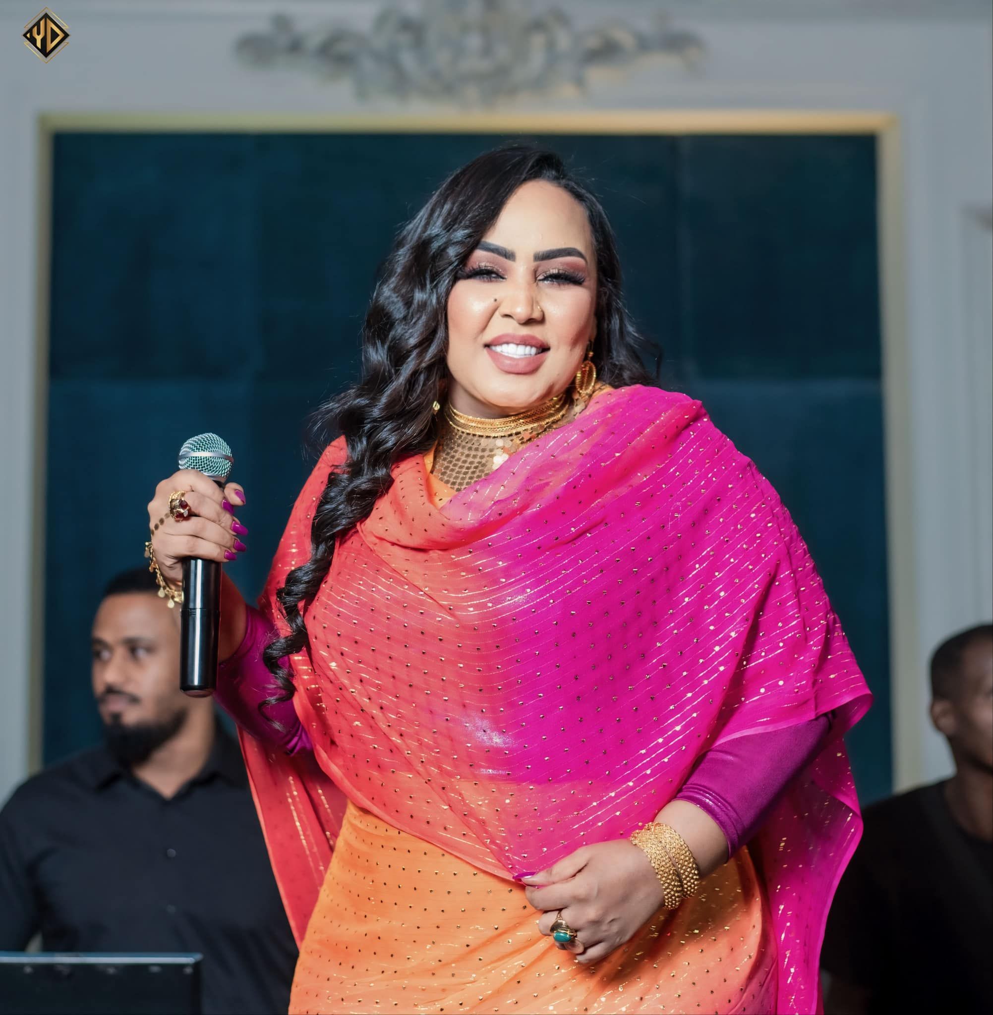 شاهد.. الفنانة هدى عربي تنشر صور من حفلها الأخير بالقاهرة وتقول: (جني وجن زول يعمل فيها فالح علي)