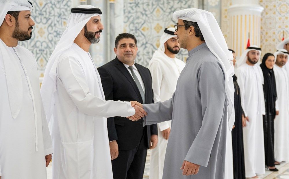 منصور بن زايد يطلع على موسوعة «الاتحاد»