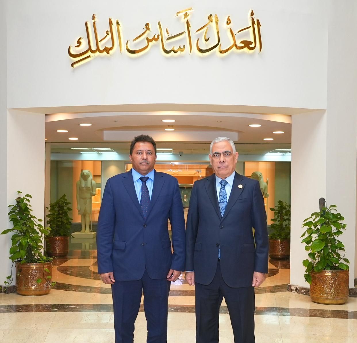 النائب العام يلتقى نظيره اليمنى بمكتبه بالقاهرة