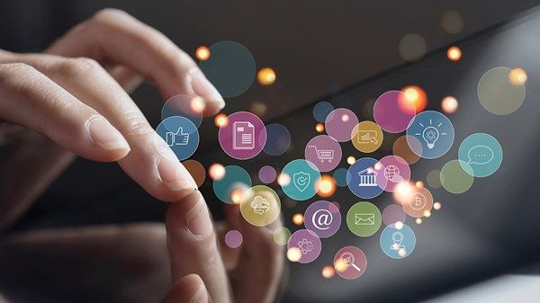 شرطة أبوظبي تعزز الوعي المروري للسائقين بمبادرة «إضاءات مرورية»
