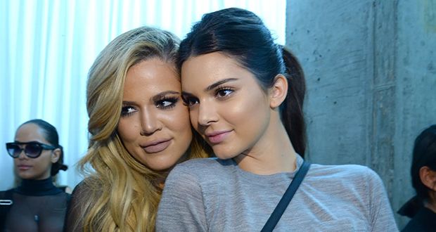 كلوي كارداشيان تتغزل بصدر شقيقتها كندال جينر.. 5 ملايين إعجاب على صورة!