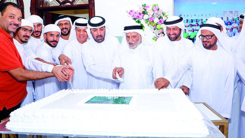 الامارات | مشجع حصناوي يقيم  مأدبة عشاء بمناسبة التأهل  لـ «المحترفين»