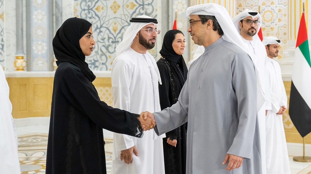 منصور بن زايد يطلع على موسوعة «الاتحاد»