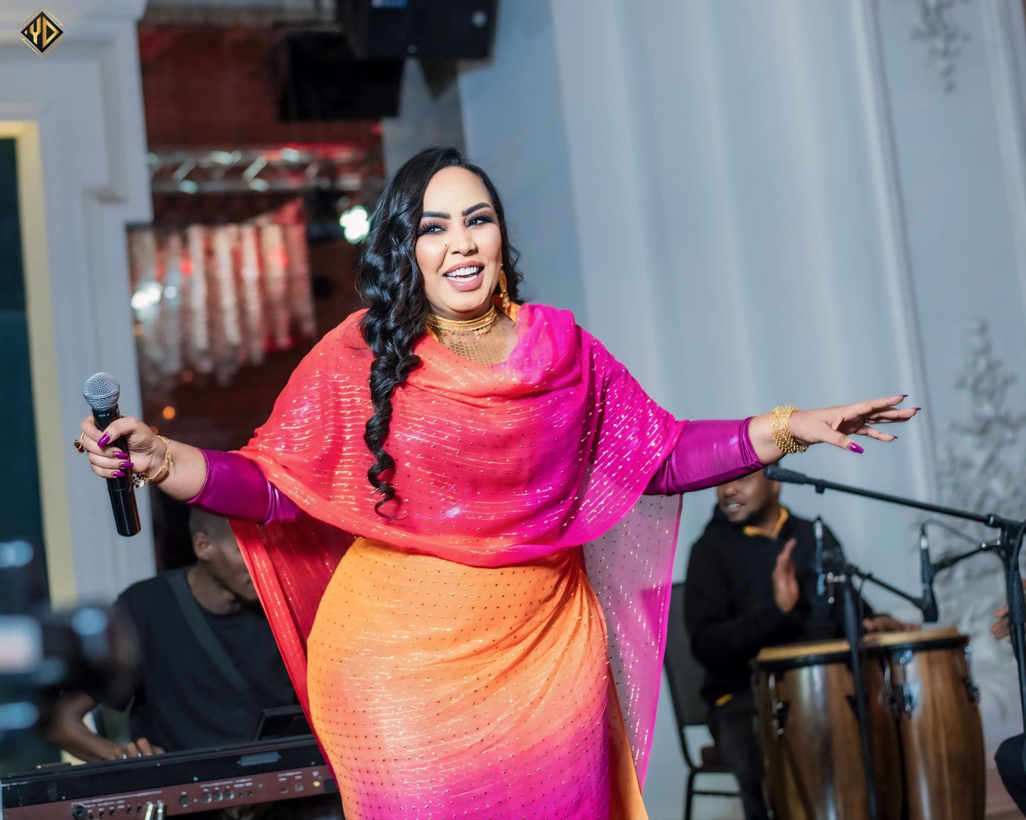 شاهد.. الفنانة هدى عربي تنشر صور من حفلها الأخير بالقاهرة وتقول: (جني وجن زول يعمل فيها فالح علي)