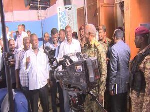 شاهد بالصور : رئيس مجلس السيادة القائد العام للقوات المسلحة يزور مقر الهيئة العامة للإذاعة والتليفزيون ويقف على آداء العاملين