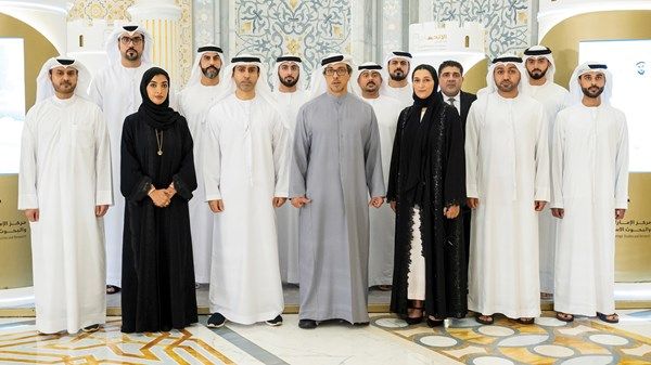 منصور بن زايد يطلع على موسوعة «الاتحاد»